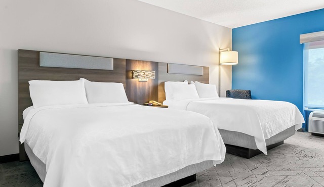 Holiday Inn Express & Suites Detroit North - Roseville by IHG