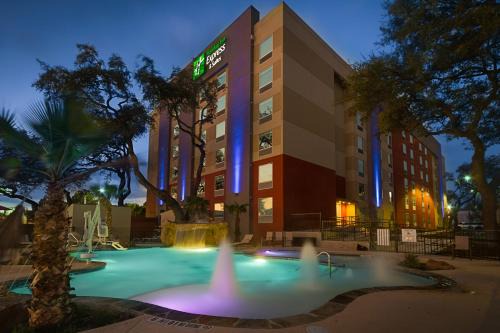 Holiday Inn Express & Suites San Antonio Medical - Six Flags by IHG