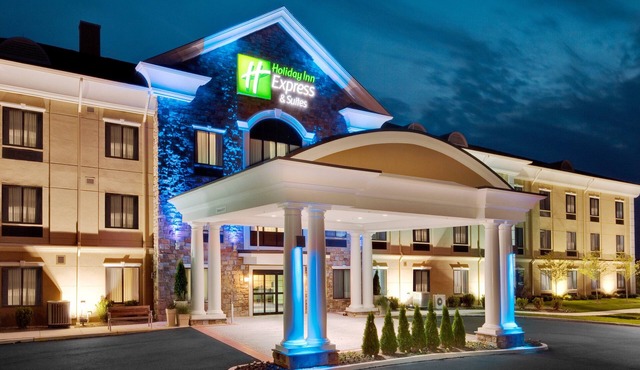 Holiday Inn Express & Suites Warminster - Horsham by IHG