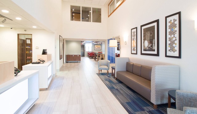 Holiday Inn Express & Suites Worthington by IHG