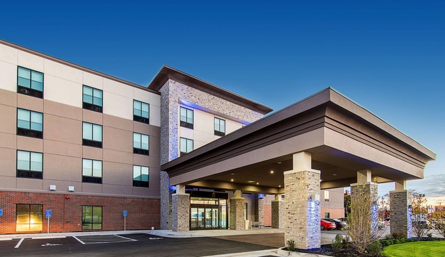 Holiday Inn Express & Suites Atchison by IHG