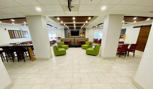 Holiday Inn Express & Suites Chesapeake by IHG