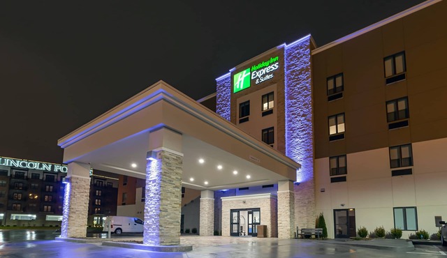 Holiday Inn Express & Suites Columbus - Worthington by IHG