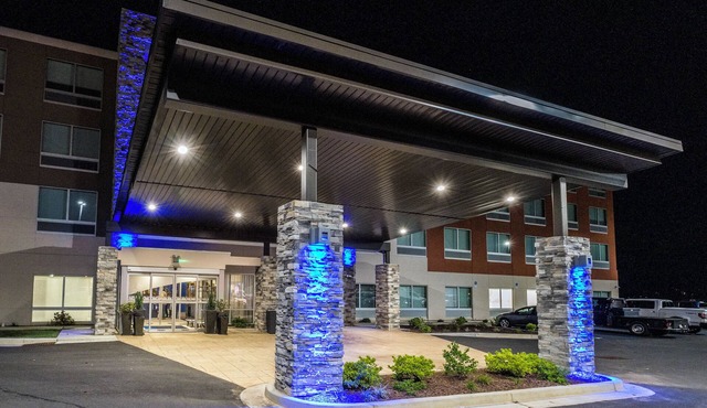 Holiday Inn Express & Suites Commerce by IHG