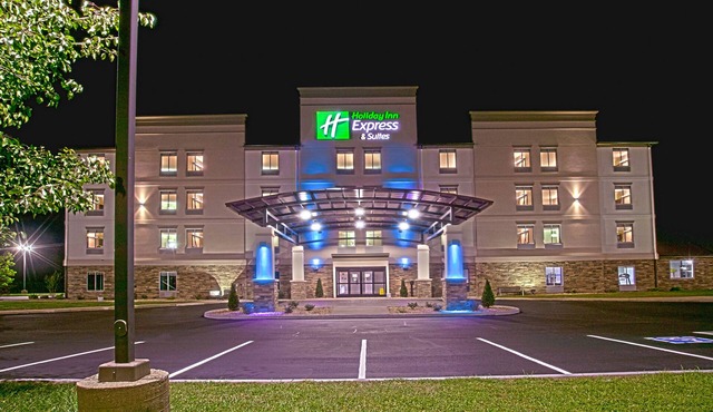 Holiday Inn Express & Suites Evansville North by IHG