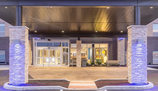 Holiday Inn Express & Suites Florence-Cincinnati Airport by IHG