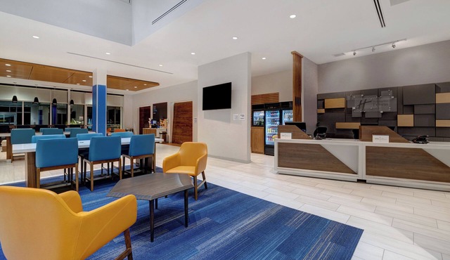 Holiday Inn Express & Suites Glendale Downtown by IHG