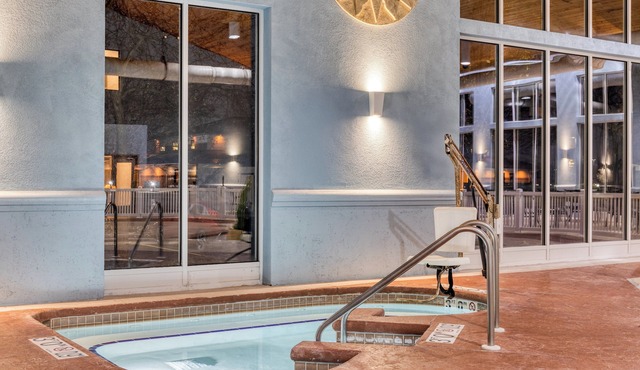 Holiday Inn Express & Suites Green Bay East by IHG