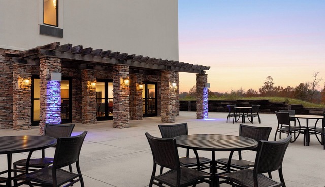 Holiday Inn Express & Suites Lexington NW-The Vineyard by IHG