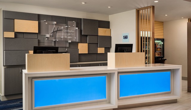 Holiday Inn Express & Suites Lockport by IHG