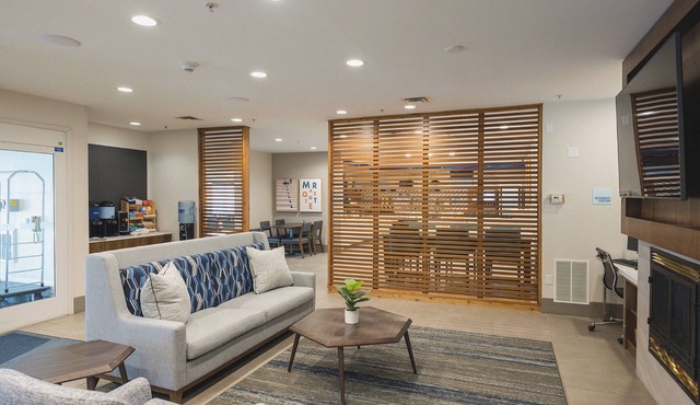 Holiday Inn Express & Suites Marquette by IHG