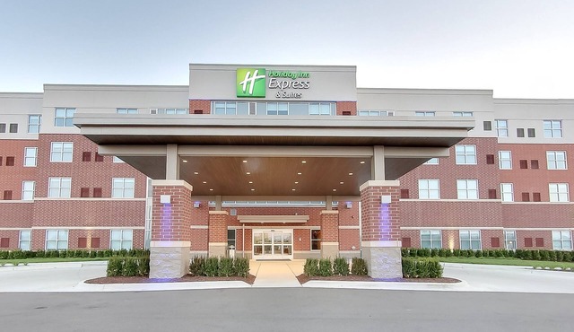 Holiday Inn Express & Suites Plymouth - Ann Arbor Area by IHG