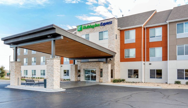 Holiday Inn Express & Suites Chicago West - St Charles by IHG