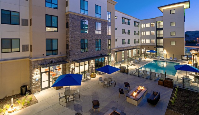 Holiday Inn Express & Suites Valencia - Santa Clarita by IHG