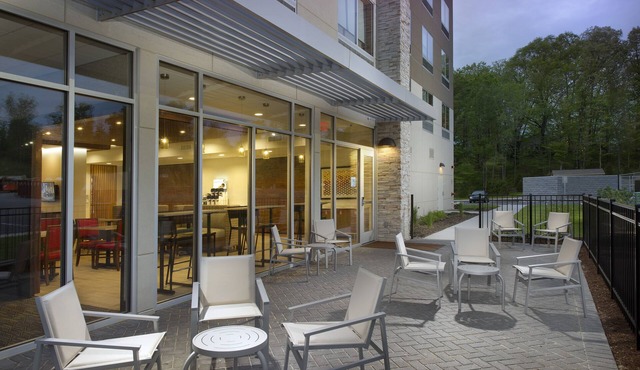 Holiday Inn Express & Suites Altoona by IHG