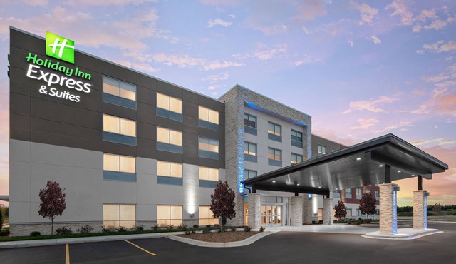 Holiday Inn Express & Suites Elkhorn - Lake Geneva Area by IHG