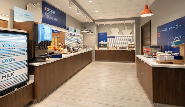 Holiday Inn Express & Suites Fresno Airport by IHG