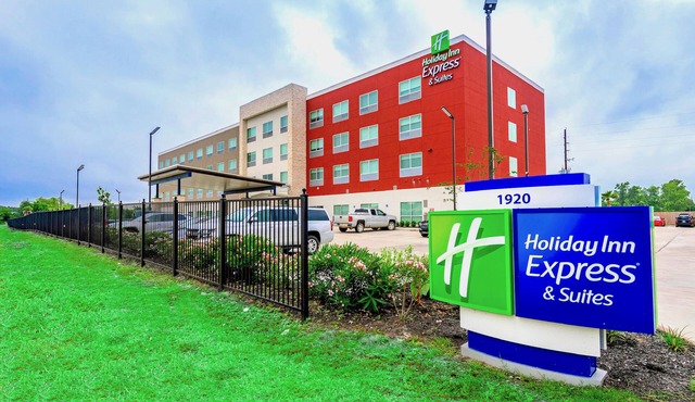 Holiday Inn Express & Suites Houston IAH - Beltway 8 by IHG