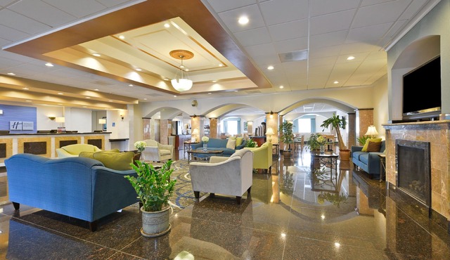 Holiday Inn Express & Suites Tacoma South - Lakewood by IHG