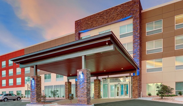 Holiday Inn Express & Suites Roanoke – Civic Center by IHG