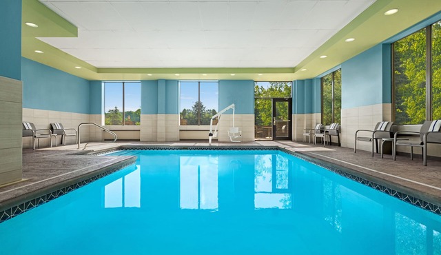 Holiday Inn Express & Suites Akron Regional Airport Area by IHG