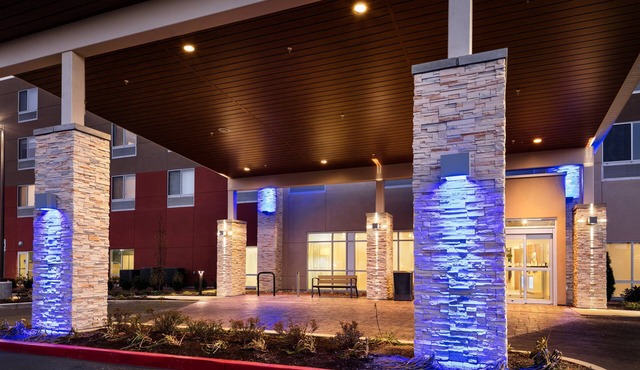 Holiday Inn Express & Suites Bend South by IHG