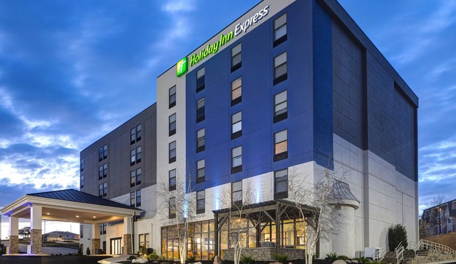 Holiday Inn Express & Suites Central Omaha by IHG
