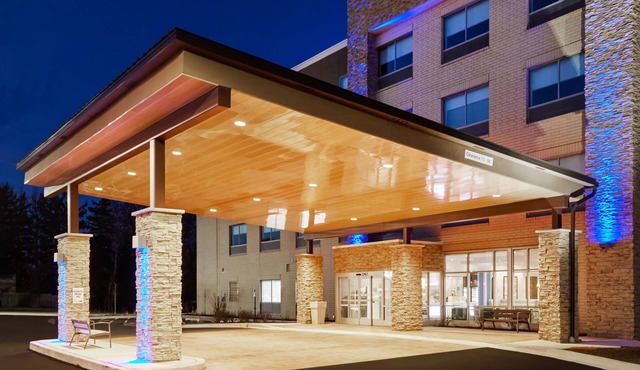 Holiday Inn Express & Suites Chicago North Shore - Niles by IHG