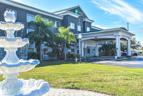 Holiday Inn Express & Suites Cocoa by IHG