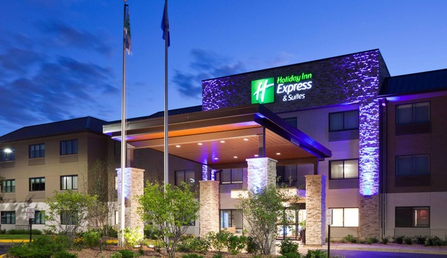 Holiday Inn Express & Suites Omaha - 120th and Maple by IHG