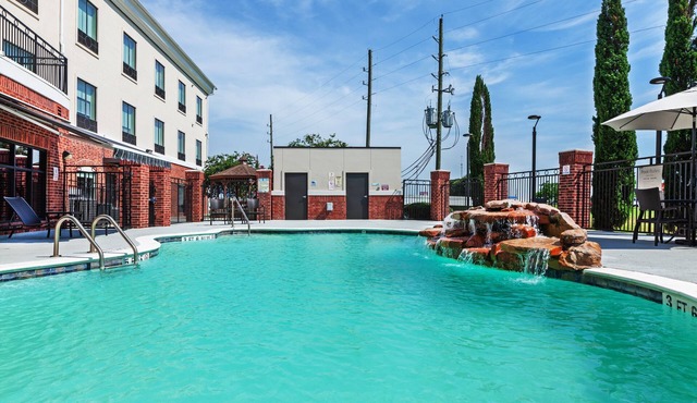 Holiday Inn Express & Suites Sealy by IHG