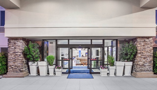 Holiday Inn Express & Suites Tacoma by IHG