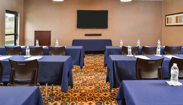 Holiday Inn Express & Suites Topeka West I-70 Wanamaker by IHG