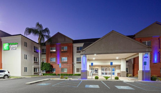 Holiday Inn Express & Suites - Tulare by IHG