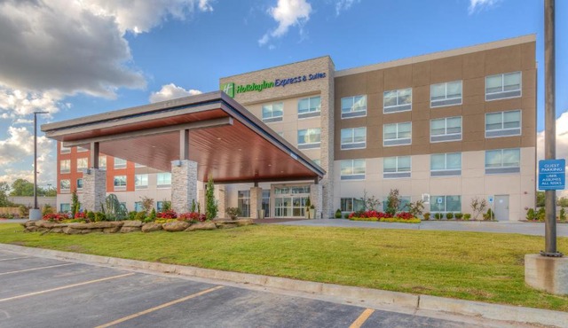 Holiday Inn Express & Suites Tulsa Midtown by IHG