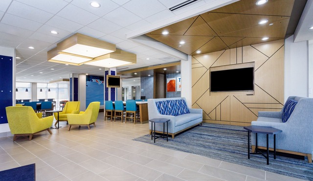 Holiday Inn Express & Suites Tampa Stadium – Airport Area by IHG