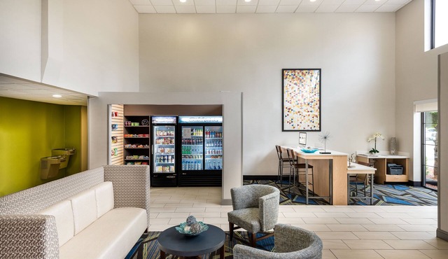 Holiday Inn Express & Suites Charlotte Arpt-Belmont by IHG