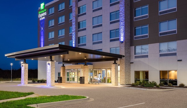 Holiday Inn Express & Suites Beloit by IHG