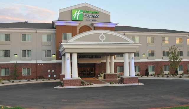 Holiday Inn Express & Suites Clinton by IHG