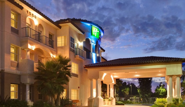 Holiday Inn Express & Suites Corona by IHG