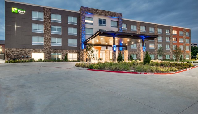 Holiday Inn Express & Suites Dallas North - Addison by IHG