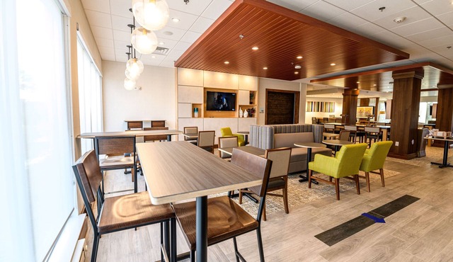 Holiday Inn Express & Suites Dayton East - Beavercreek by IHG