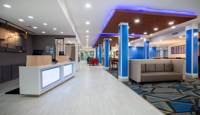 Holiday Inn Express & Suites Deland South by IHG