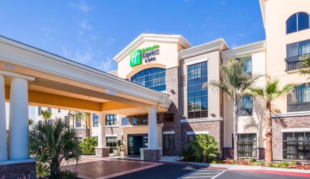 Holiday Inn Express & Suites Eureka by IHG
