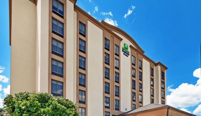 Holiday Inn Express & Suites Houston - Memorial Park Area by IHG
