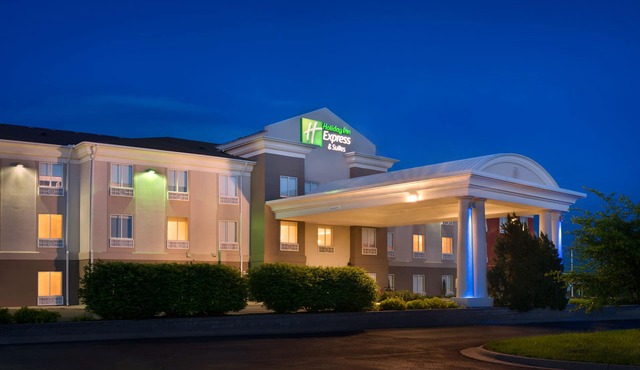 Holiday Inn Express & Suites Lawrence by IHG