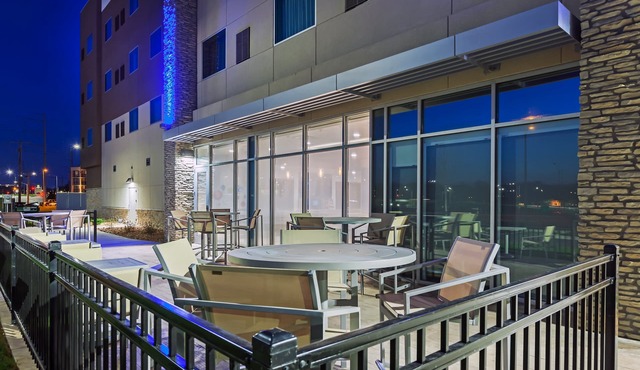 Holiday Inn Express & Suites Lenexa - Overland Park Area by IHG