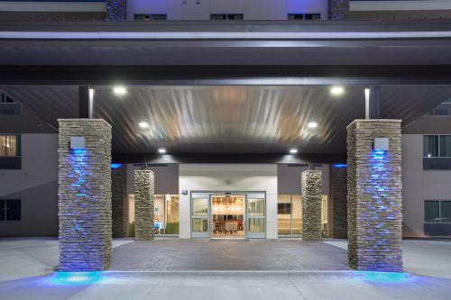 Holiday Inn Express & Suites Lincoln I - 80 by IHG