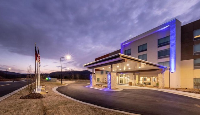 Holiday Inn Express & Suites - Marion by IHG