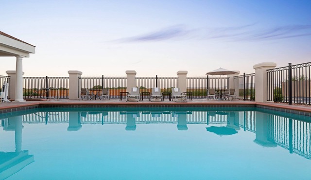 Holiday Inn Express & Suites Shawnee by IHG